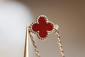 Sweet Alhambra bracelet_ 18K rose gold_ Carnelian_