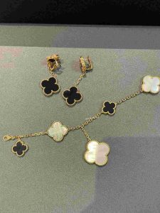 Magic Alhambra bracelet_ 5 motifs_ 18K yellow gold_