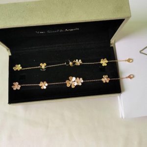 Frivole bracelet_ 5 flowers_ 18K yellow gold_ Diamo