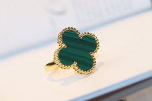 Magic Alhambra ring_ 18K yellow gold_ Malachite_ _y