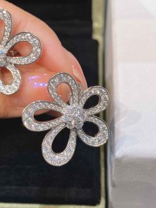 Flowerlace earrings_ 18K white gold_ Diamond_ 144_