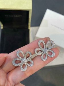 Flowerlace earrings_ 18K white gold_ Diamond_ 144_